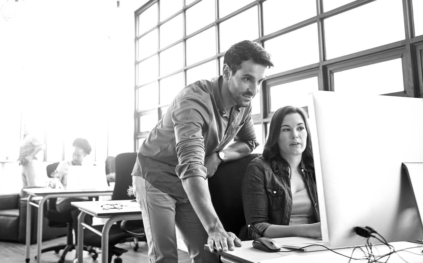 Sesión de trabajo colaborativo sobre técnicas narrativas avanzadas