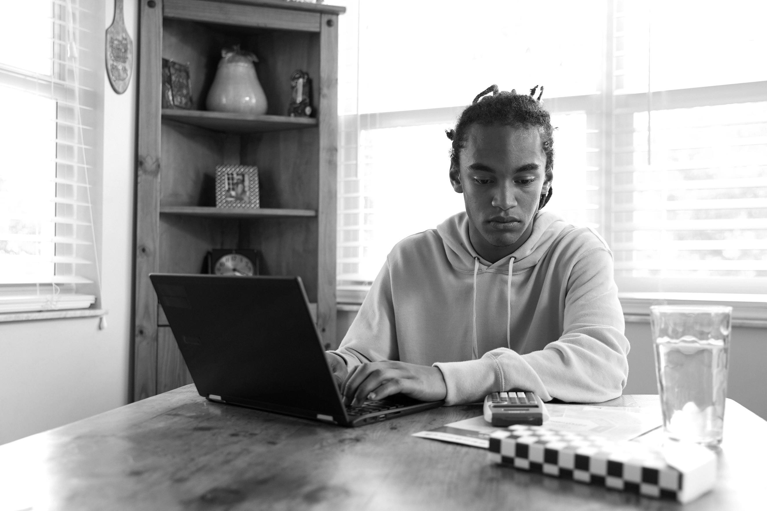 Espacio de trabajo creativo preparado para iniciar proyectos narrativos