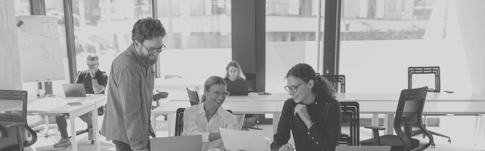 Equipo de Krytholax trabajando en sesión de desarrollo narrativo creativo