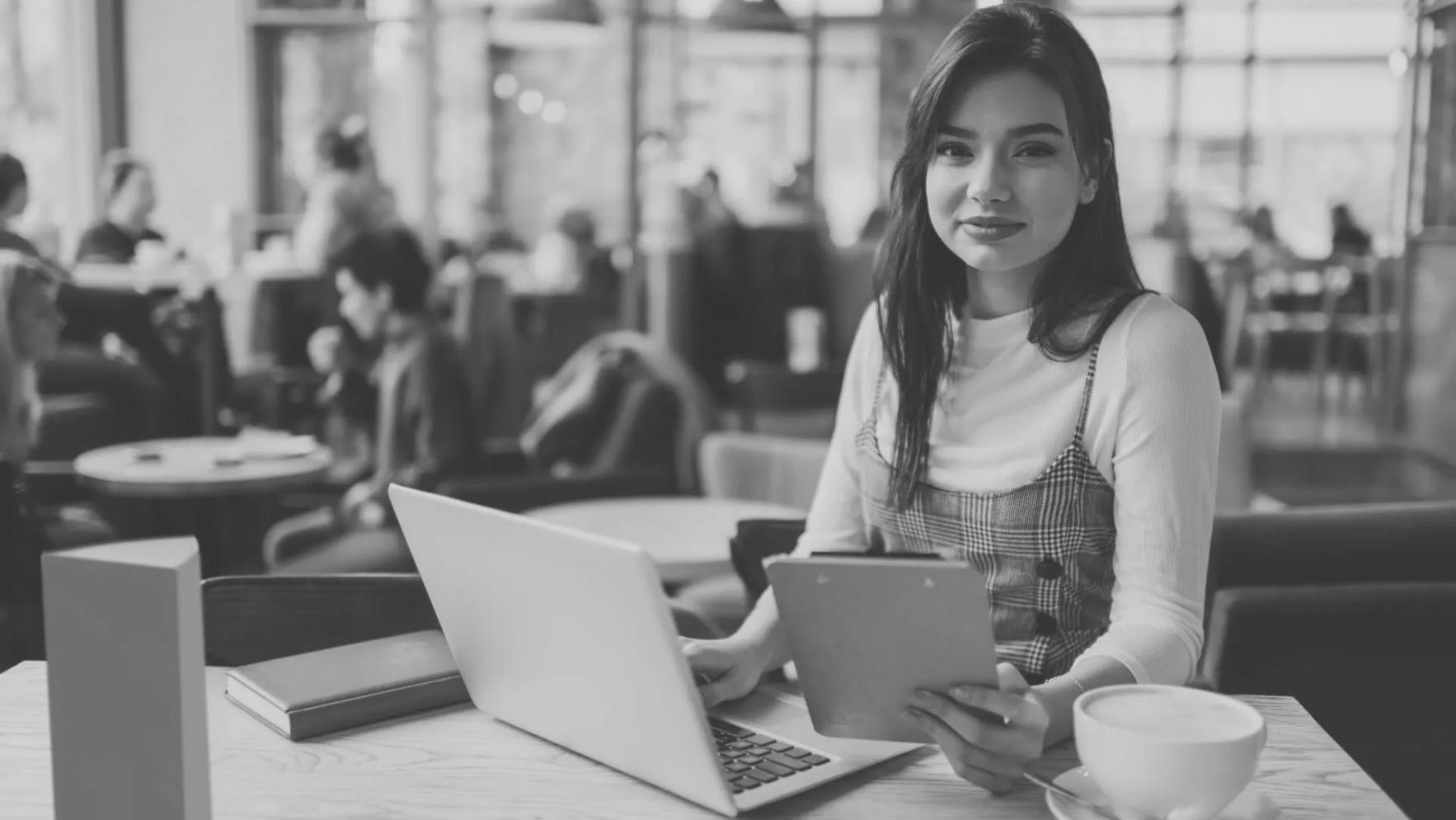 Espacio de trabajo colaborativo con materiales creativos y herramientas narrativas organizadas